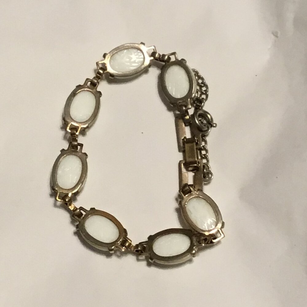 Very lovely and vintage white scarab bracelet w/ safety chain - Picture 3 of 9